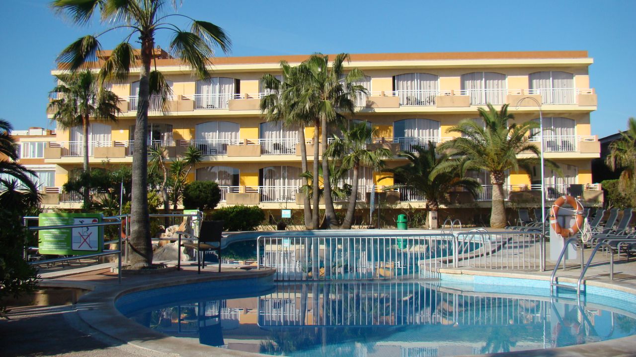 Aparthotel Club Simo (Cala Millor) •