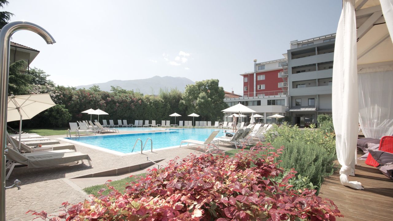 Retro Kühlschrank Ebd : Hotel luise riva del garda u2022 holidaycheck trentino italien Retro Kühlschrank Ebd : Hotel luise riva del garda u2022 holidaycheck trentino italien