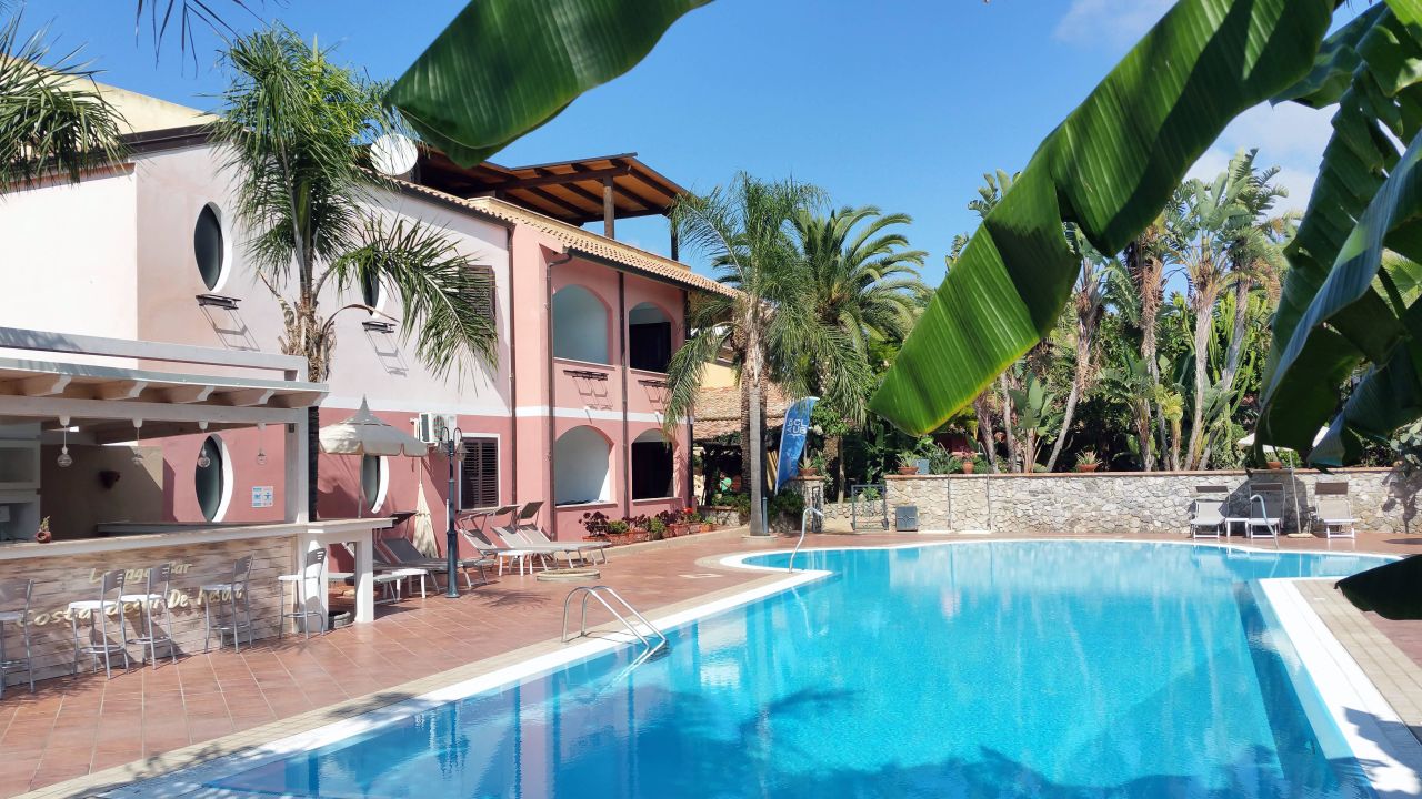 Das Costa degli Dei ist ein 4* Hotel und kann jetzt ab 456€ gebucht werden