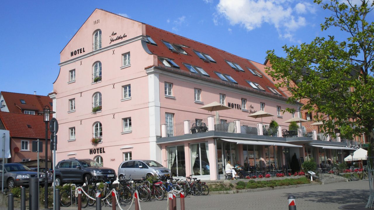 hotel am yachthafen waren