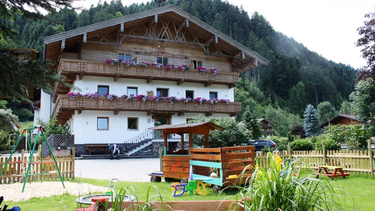 Central Hotel & Apart mit Landhaus Central (Fgen (Zillertal 