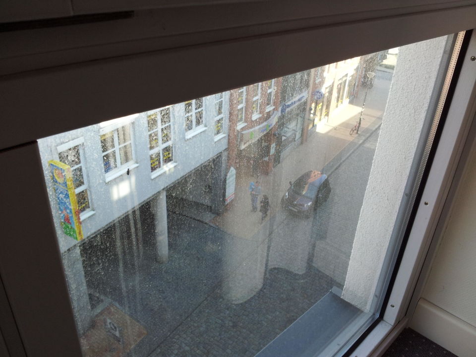 "Blick aus dem verschmutzten Fenster" pentahotel Rostock