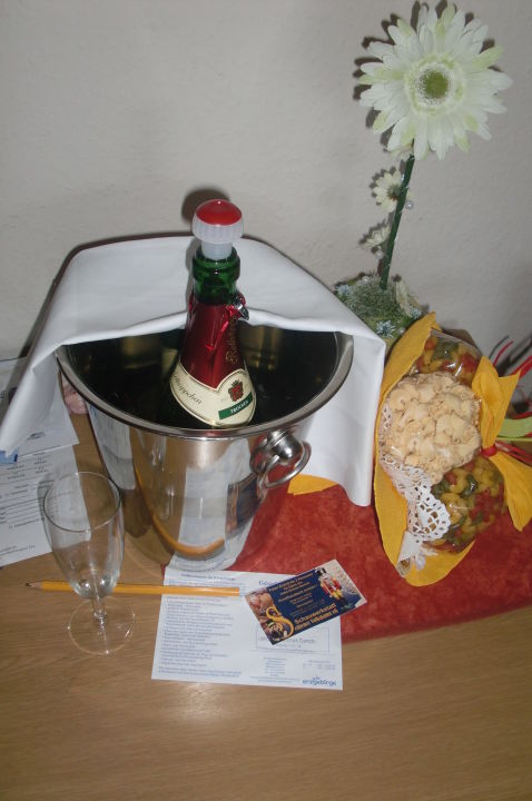 Sektflasche Laut Arrangemnt Auf Dem Zimmer Gewesen Hotel Grunes Gericht Neuhausen Holidaycheck Sachsen Deutschland