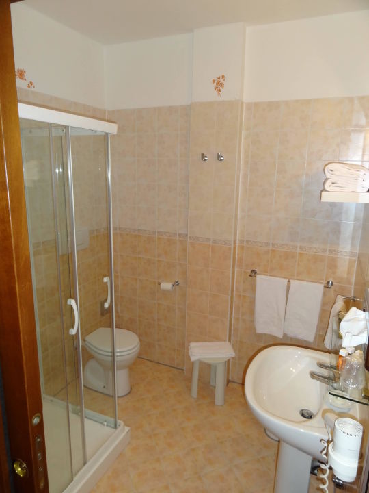 "Badezimmer mit Dusche, WC, Bidet und Waschbecken" Hotel Romantic