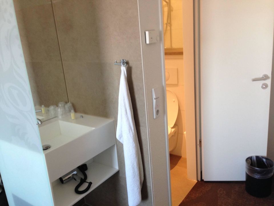 "Waschbecken im Zimmer" B&B Hotel Köln-West (Köln) • HolidayCheck