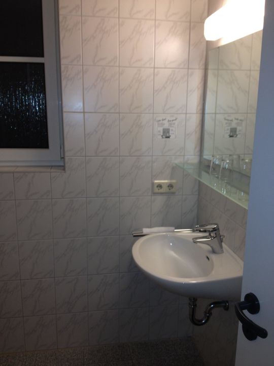 "Waschbecken" Hotel Südpfalz-Terrassen (Gleiszellen-Gleishorbach