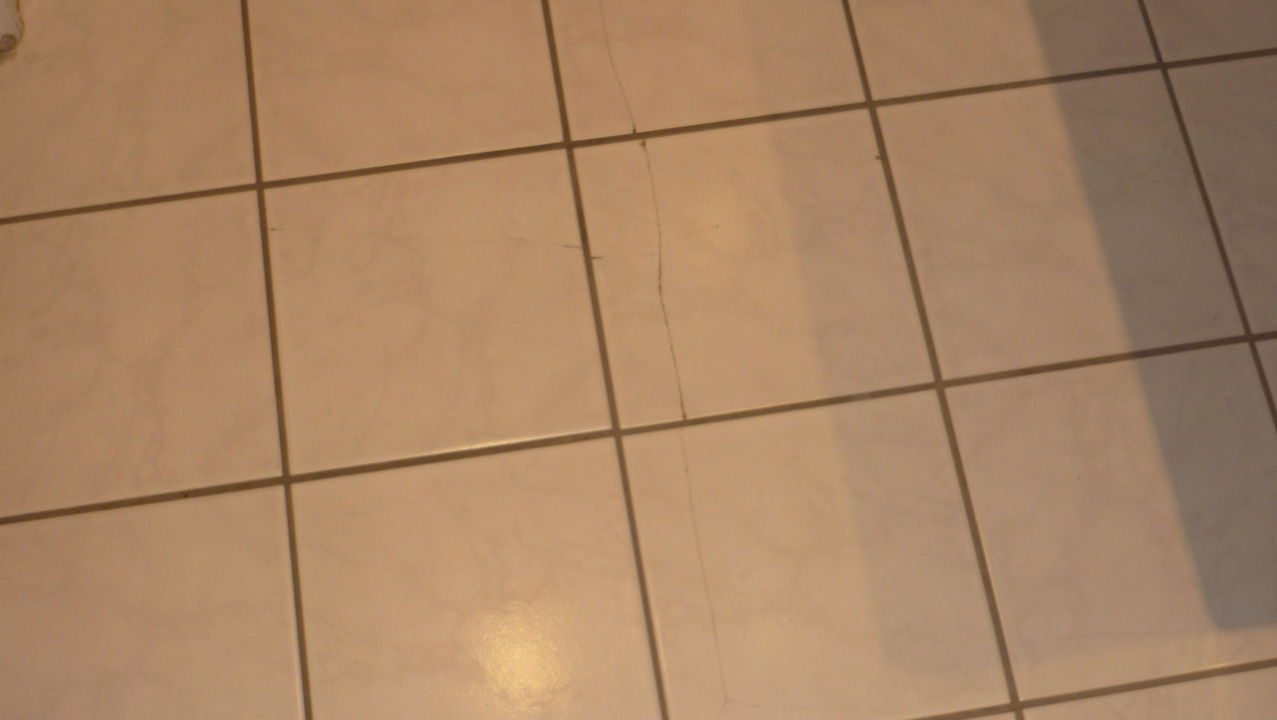 "Gesprungene Fliesen im Badezimmer" Hotel Alsterblick (Hamburg