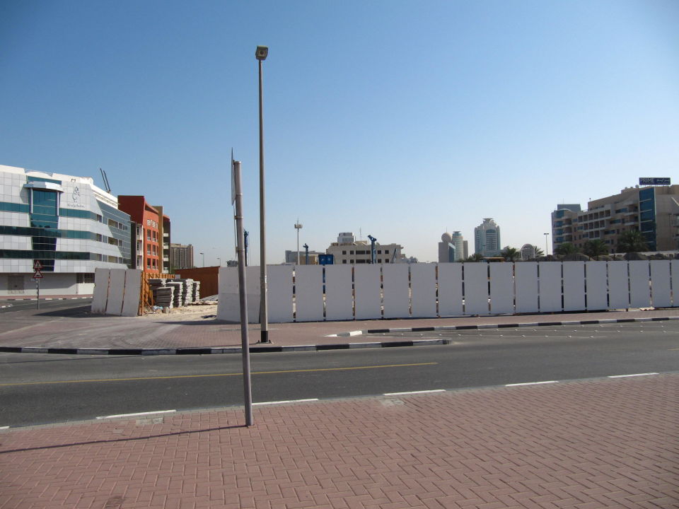 "Baustelle rechts vom Hotel" Holiday Inn Bur Dubai ...