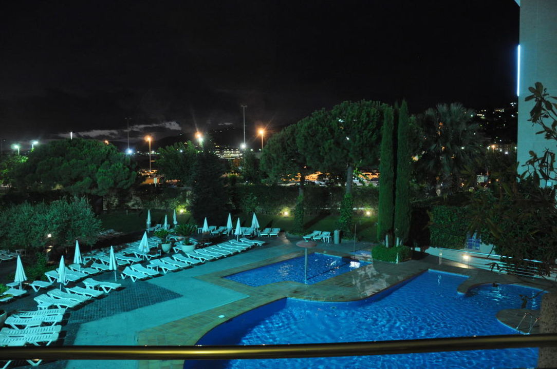 "Pool bei Nacht" Aqua Hotel Montagut Suites (Santa Susanna