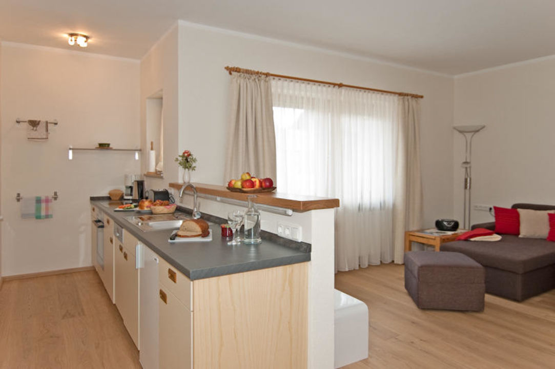 "wohnzimmer mit offener k�che plattenherd backofen