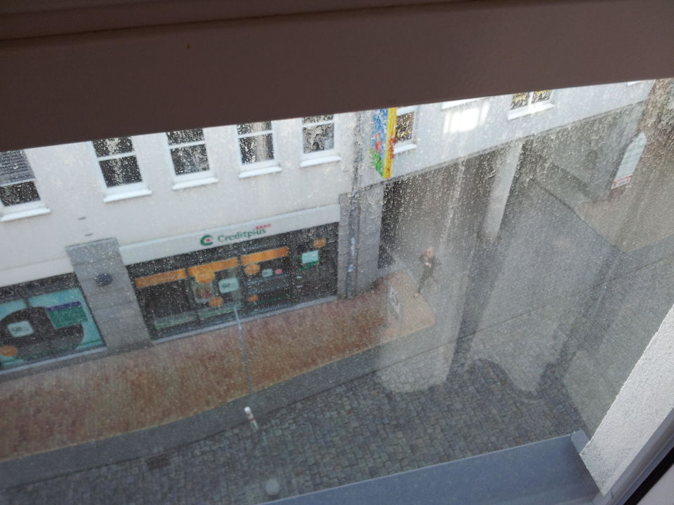 "Blick aus dem verschmutzten Fenster" pentahotel Rostock