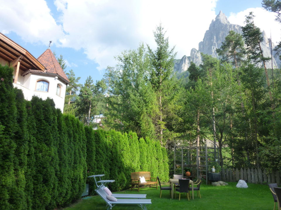 &quot;Teil des Gartens, im Hintergrund der Schlern&quot; Hotel
