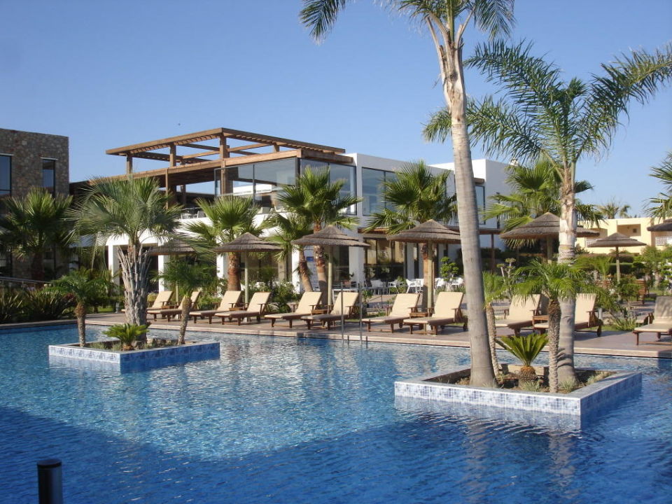 "Pool mit Restaurant im Hintergrund" TUI BLUE Palazzo del Mare (Marmari