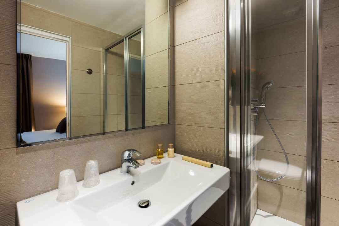 "Badezimmer" Midnight Hotel Paris (Paris) • HolidayCheck (Großraum