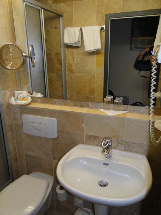 "Waschbecken im Badezimmer" Hotel California Kurfürstendamm 35 (Berlin