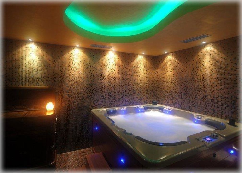 "Jacuzzi" Hotel Bali Paradizo (Zemun) • HolidayCheck (Serbien | Serbien)