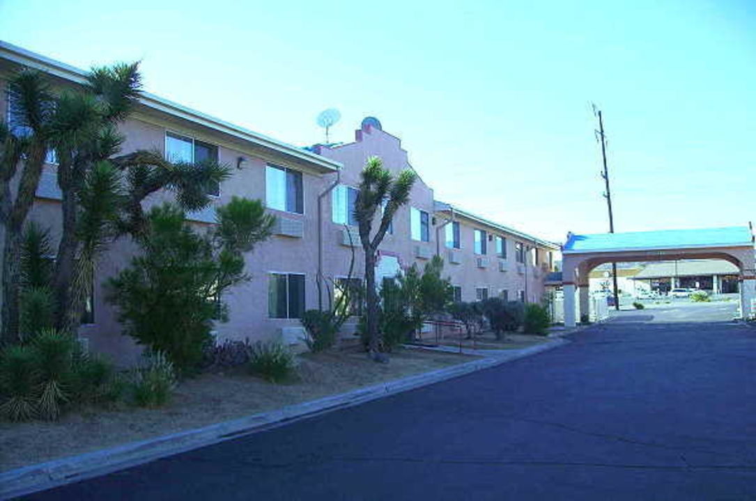 "vom Parkplatz aus gesehen" Super 8 Motel Yucca Valley Joshua Tree