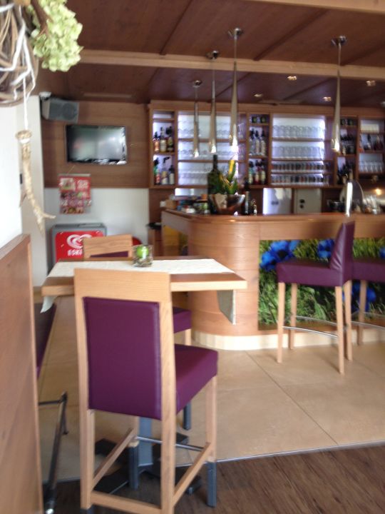 "Tolle Sitzmöglichkeiten laden ein zu einem Wein" Hotel Alpenwelt