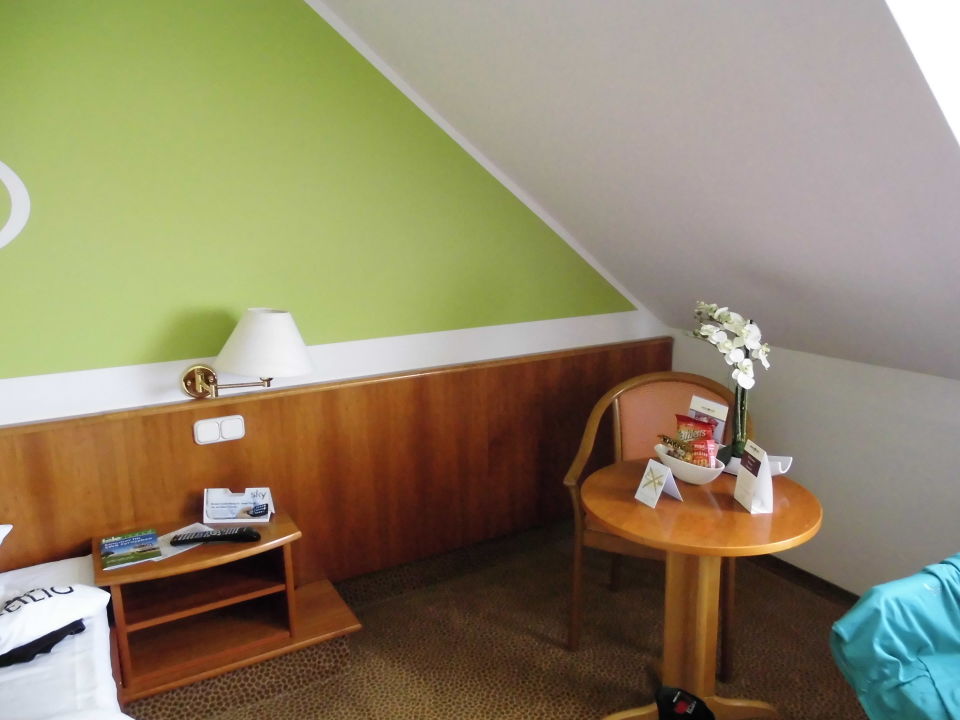 "Beistelltisch mit zwei Stühlen" Hotel Sportwelt (Radeberg