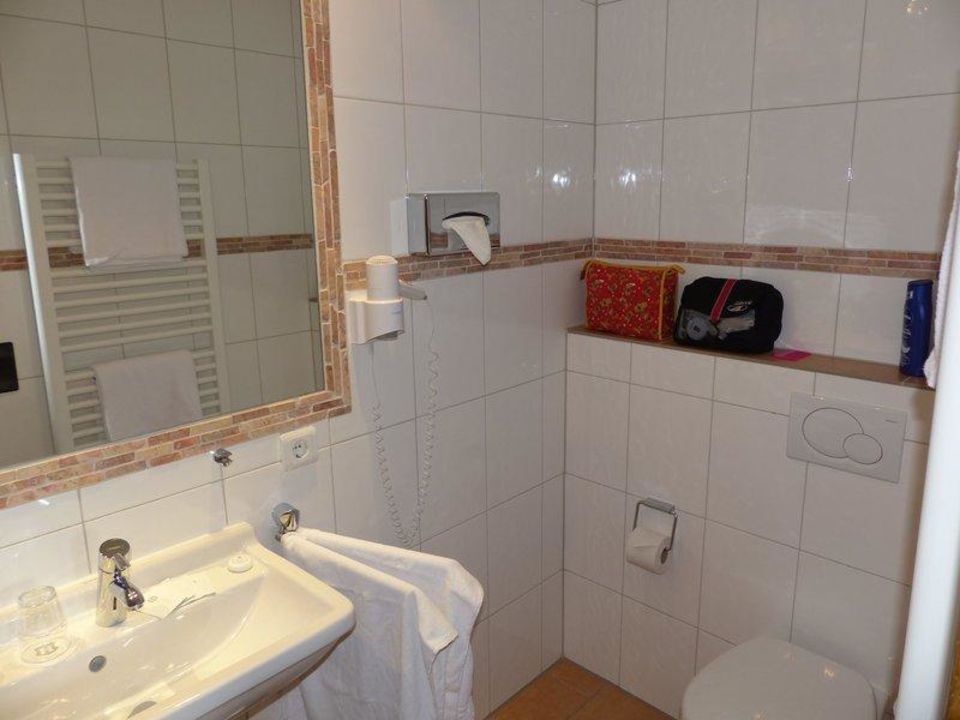 "Schmales Waschbecken und keine Spiegelablage" Hotel Lellmann (Löf