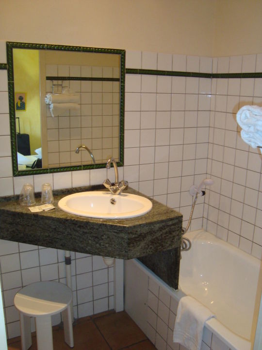 Bild "bad: waschbecken und badewanne ohne vorhang" zu vert hôtel ...