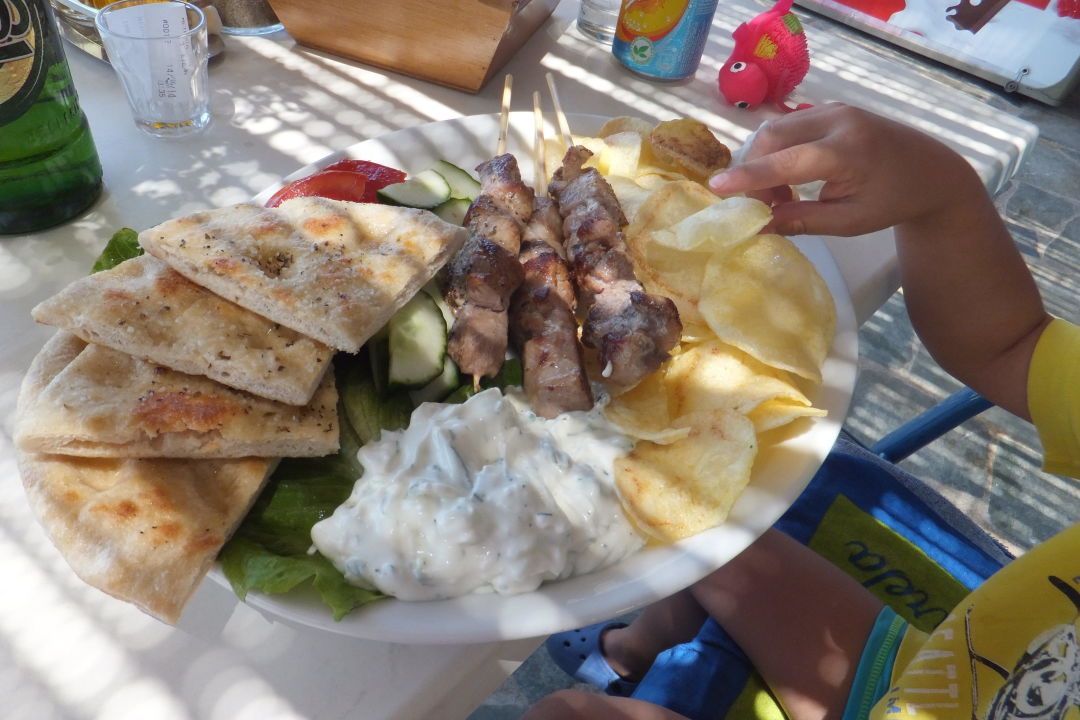 "Souvlaki zum satt essen" Hotel Galeana Beach (Platanes ...