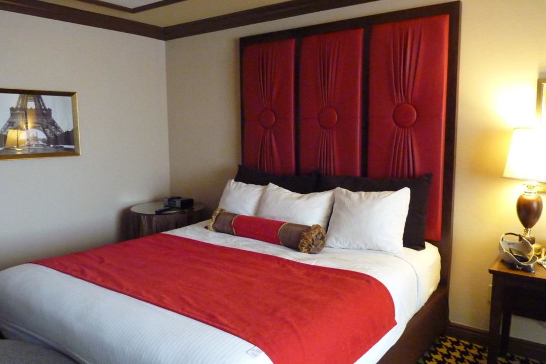 Kingsize Bed Im Red Room Paris Las Vegas Hotel Casino