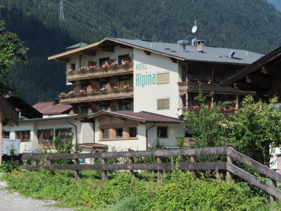 "Ansicht Straßenseite-Haupteingang" Hotel Alpina (Ried Im Zillertal ...