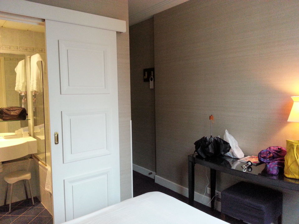 Bad Nur Mit Schiebetur Abgeteilt Wanne Vorhanden Hotel De La Jatte Neuilly Sur Seine Holidaycheck Grossraum Paris Frankreich