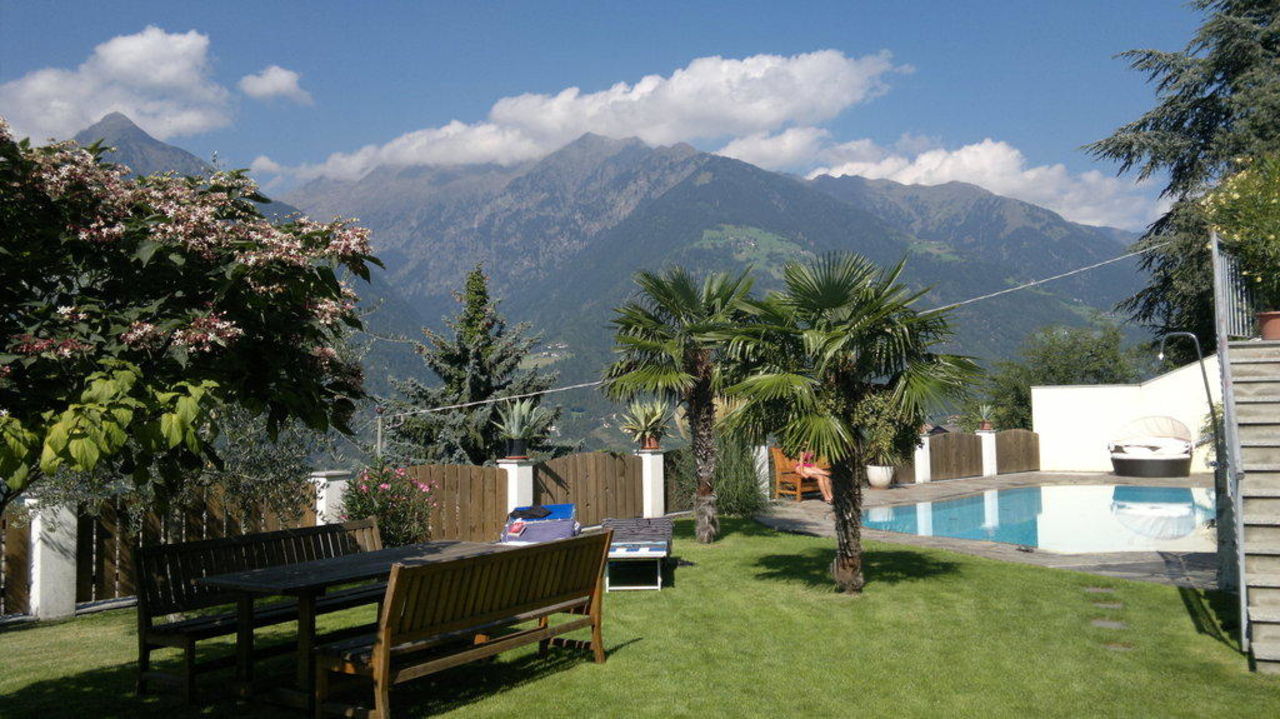 "Garten (Liegewiese) mit Pool" Hotel Garni Ehrenfels