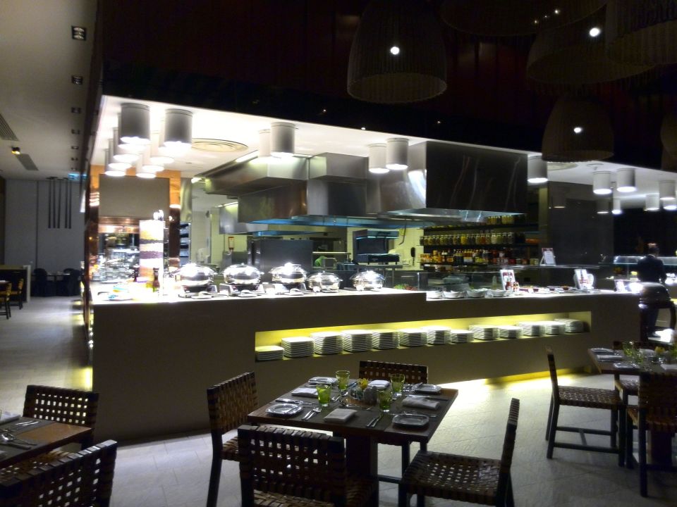 Offene Kuche Mit Speisenangebote Crowne Plaza Hotel Yas Island Abu Dhabi Holidaycheck Abu Dhabi Vereinigte Arabische Emirate