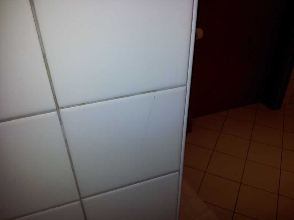 "Leichter Haarriss in der Fliese" Gerry Weber Sportpark Hotel (Halle (Westfalen)) • HolidayCheck