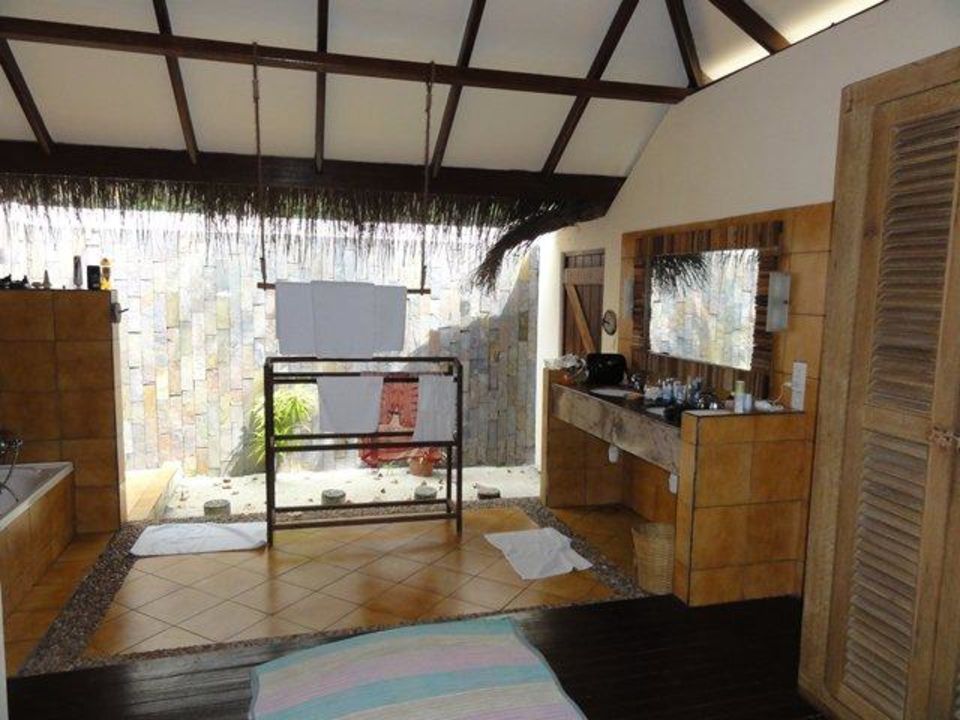 "Badezimmer mit Dusche und Wanne" Filitheyo Island Resort (Nilandhoo