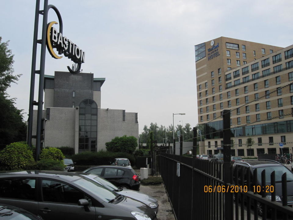 "Bewachter Parkplatz am Hotel" Hotel Bastion Centrum ...