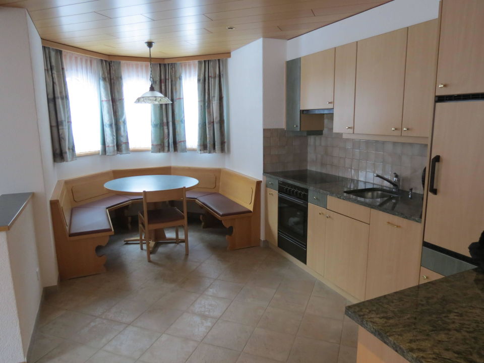 "Küche und Erker mit Esstisch" Helvetia (Saas Fee) • HolidayCheck