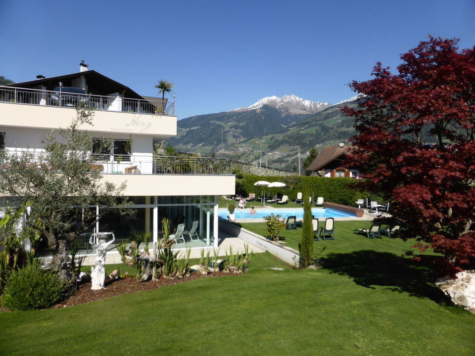 "Innen und Außenpool mit Gartenanlage" Hotel Garni Herz (Tirolo / Dorf