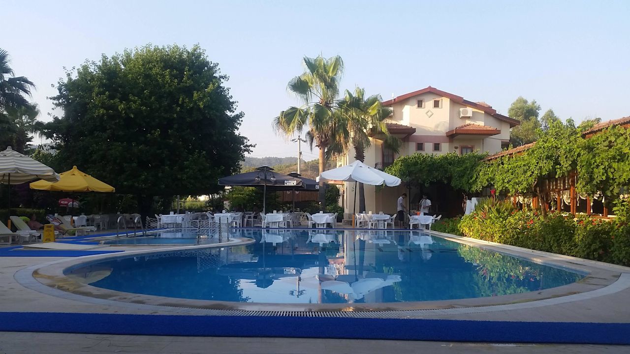 "Blick auf Speisesaal (rechts) und den Außenbereich" Hotel Turkuaz