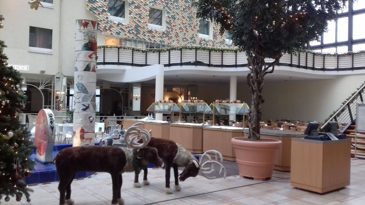 "Auch dieser Teil gehört zum Atrium, weihnachtlich " Estrel Hotel