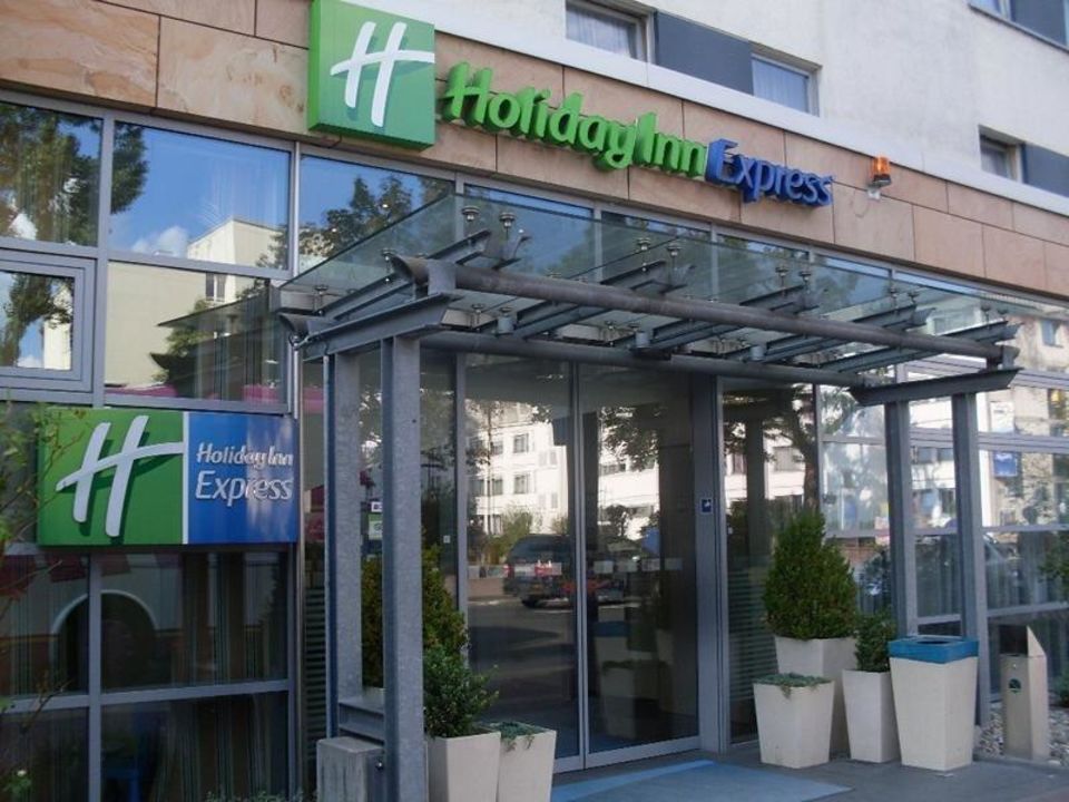 "Hoteleingang" Holiday Inn Express Frankfurt - Messe ...