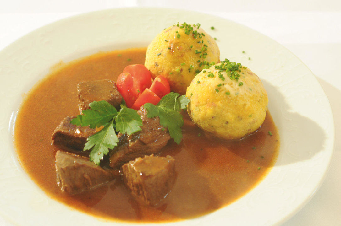 &amp;quot;Knödel mit Gulasch - Südtiroler Traditionsgericht&amp;quot; Gasser Hütte ...