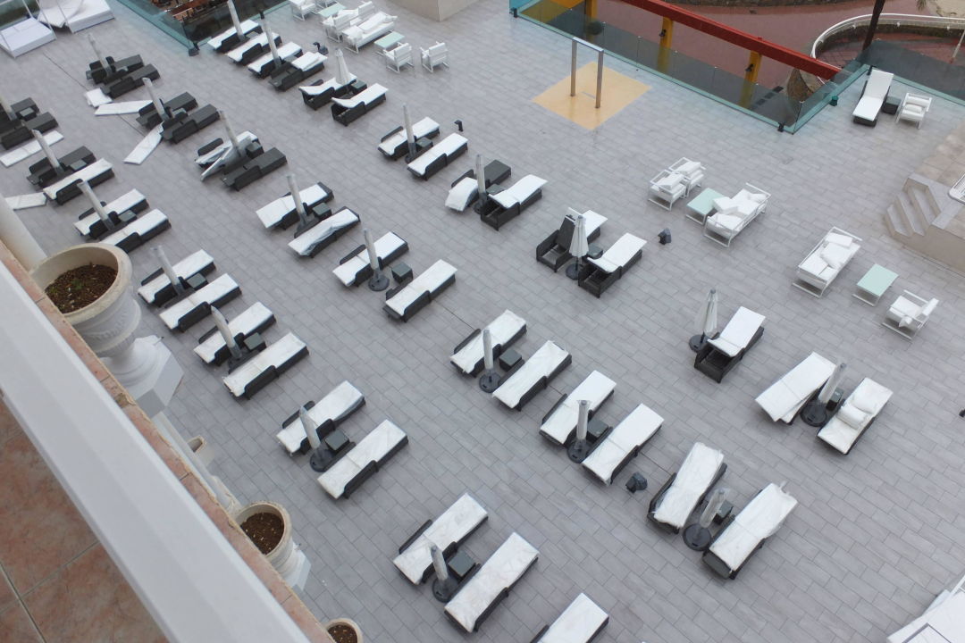 "Neue Sonnenterrasse im Regen" Seramar Hotel Comodoro Playa (Palmanova