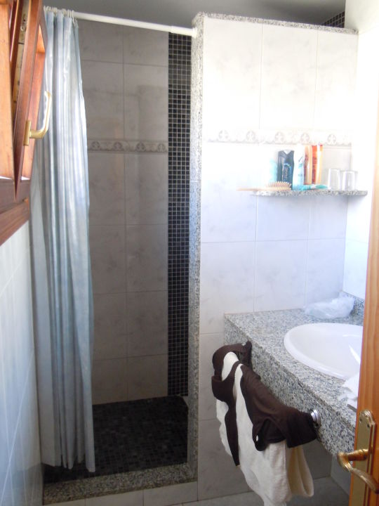 "Klein aber fein- unser Badezimmer." Hostal Ca'n Gallu ...