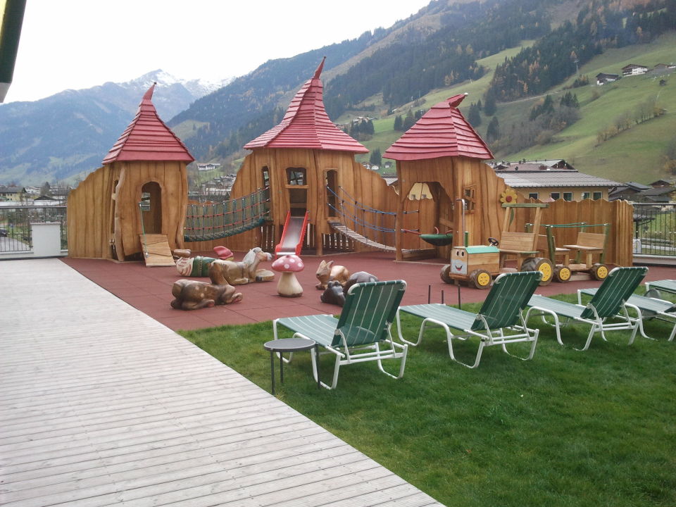 "Neuer Spielplatz neben dem Restaurant" Kinderhotel Waldhof (Großarl