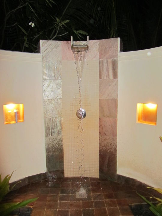 Bild "auÃendusche in garden villa" zu hotel kuramathi island ...