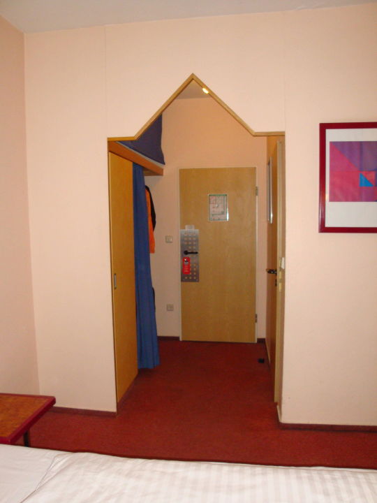 "Eingang mit Schrank" AMBER ECONTEL Berlin Charlottenburg (Berlin