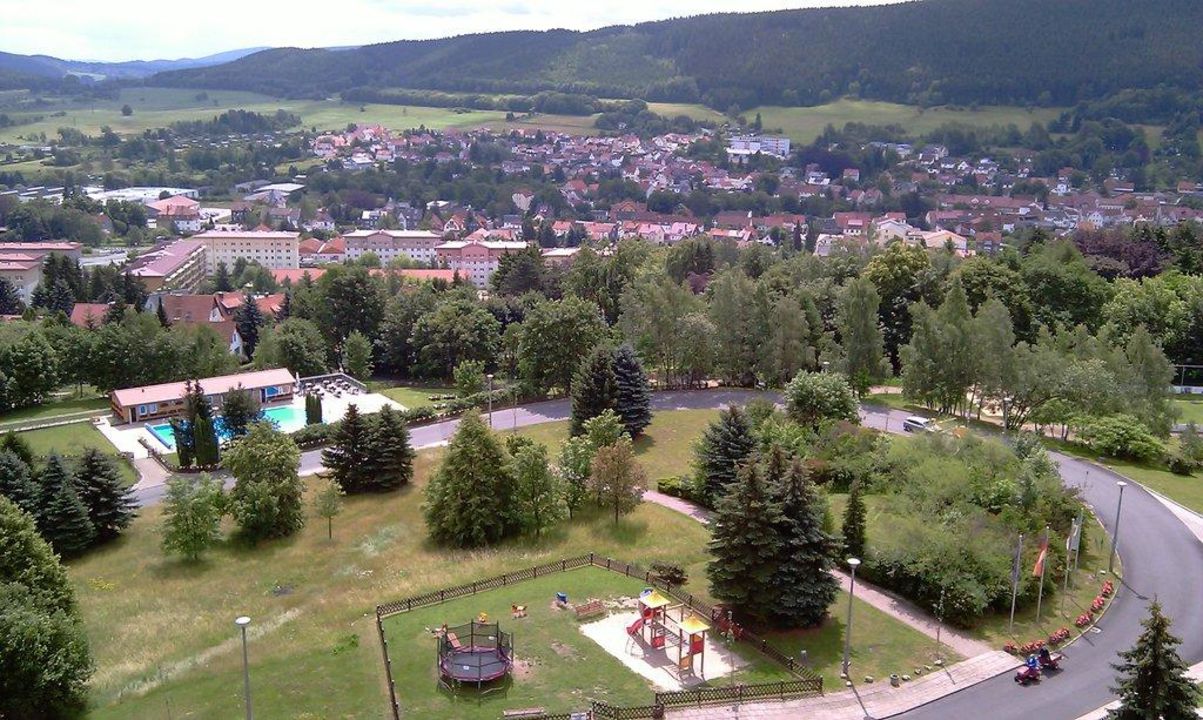 "Ausblick vom Hotelzimmer auf den Außenpool" AHORN ...