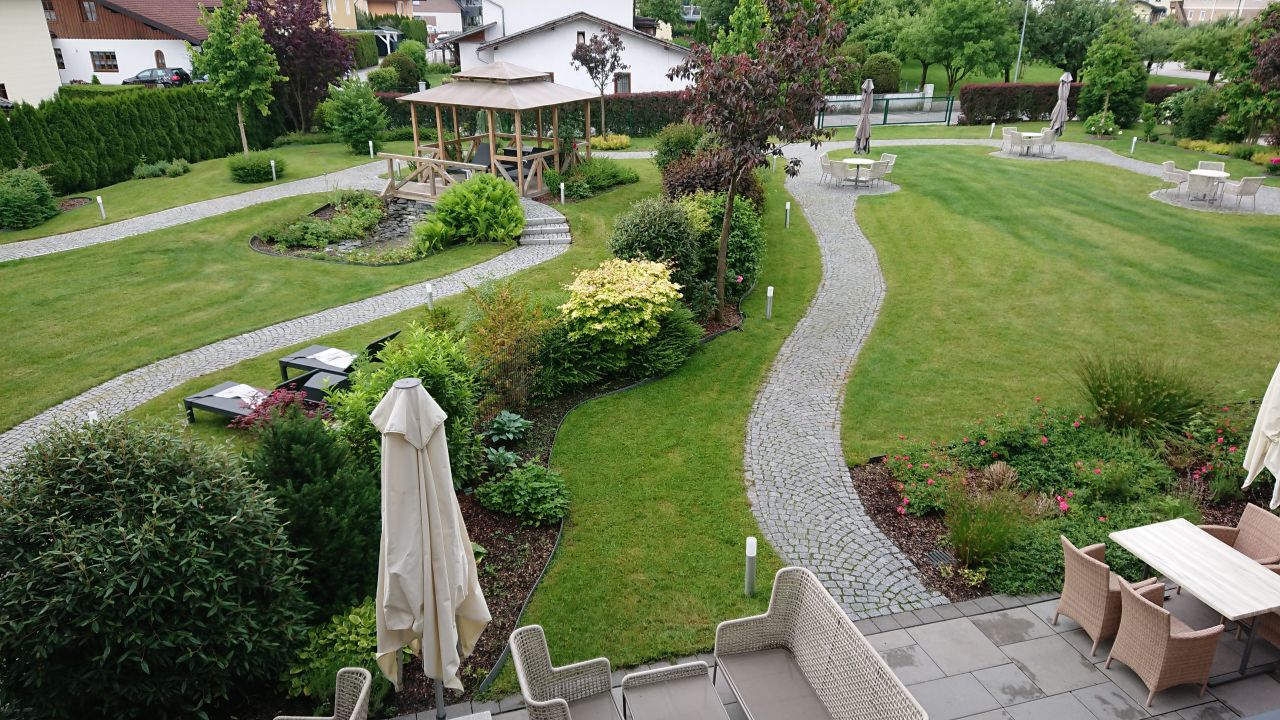 "Gartenanlage" Gasthof Hotel Grünauerhof (Wals) • HolidayCheck