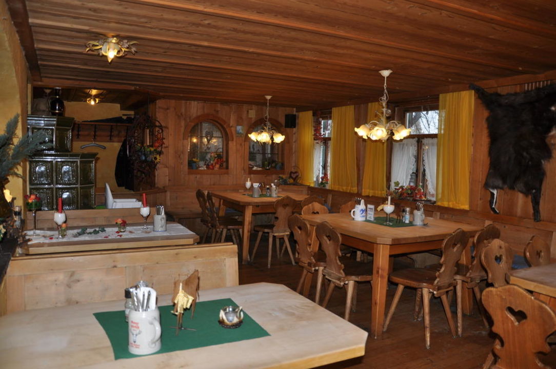 "Einer der zwei Gasträume" Landgasthof Zum Alten Reichenbach