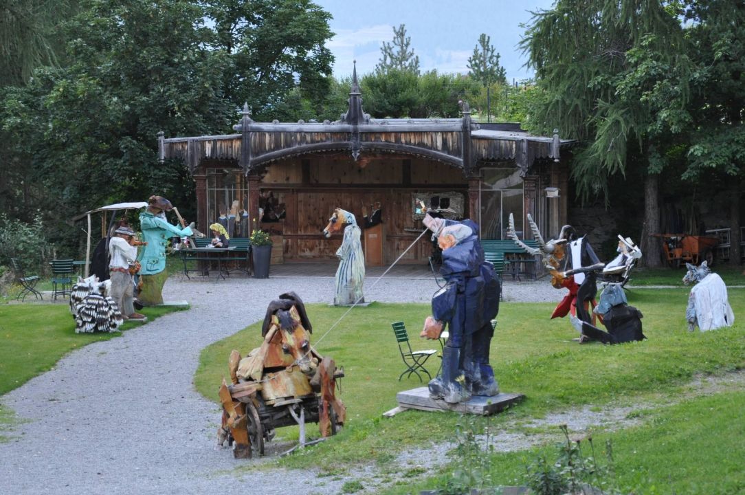 Lustige Holzfiguren Im Garten Hotel Saratz Pontresina