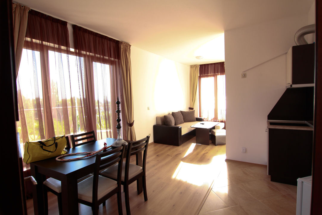 "Wohnzimmer mit offener Küche" Cabacum Beach Residence & Spa (Varna